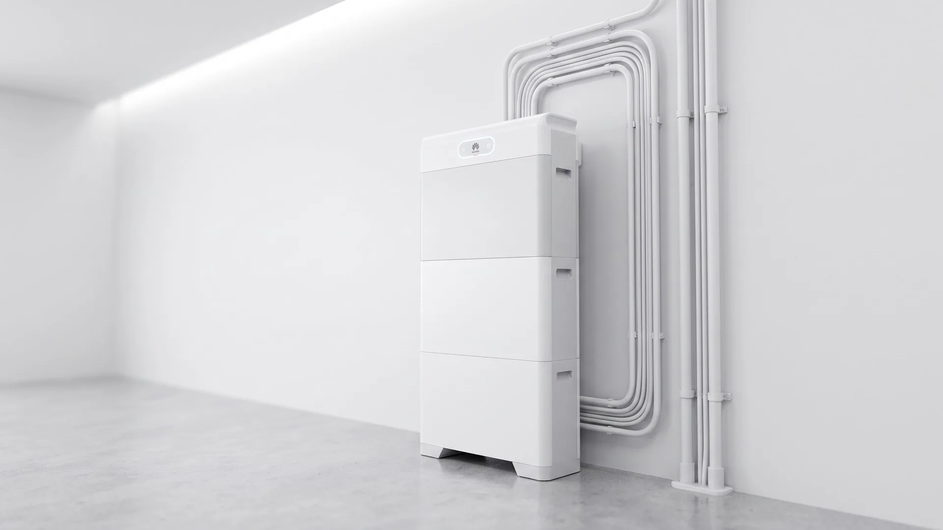 Turn modular de baterii high voltage montat lângă un invertor hibrid, alături de un rack clasic de baterii de 48 V