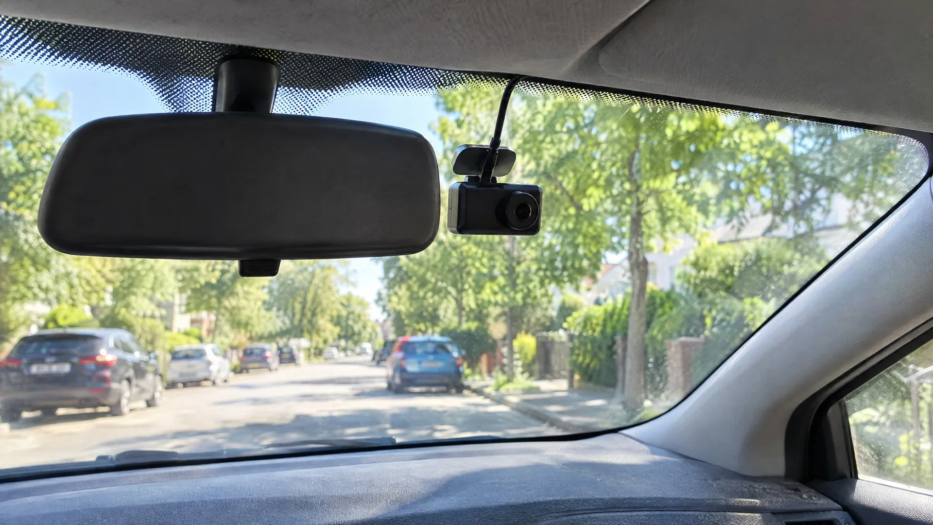 Cameră de bord montată după oglinda retrovizoare și cameră mică pe lunetă, văzute din habitaclu