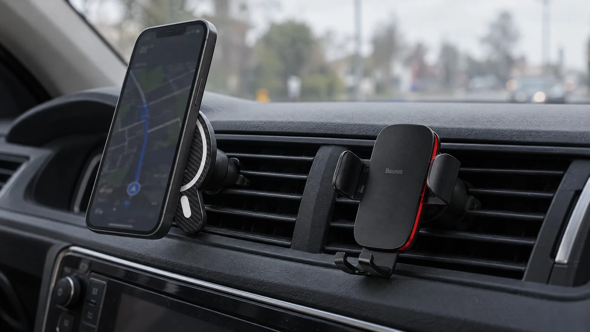 Suport auto magnetic cu încărcare wireless montat pe grila de ventilație, cu telefonul afișând navigația