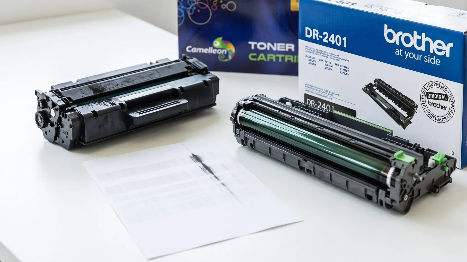 Pagină printată cu dungi albe orizontale și o linie neagră verticală, alături de un cartuș de toner scos din imprimantă