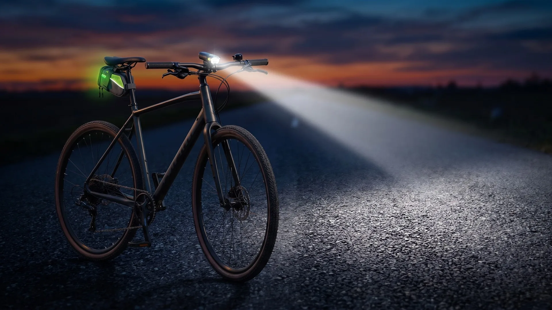 Far de bicicletă cu linie de tăiere a fasciculului, luminând asfaltul unui drum neiluminat noaptea