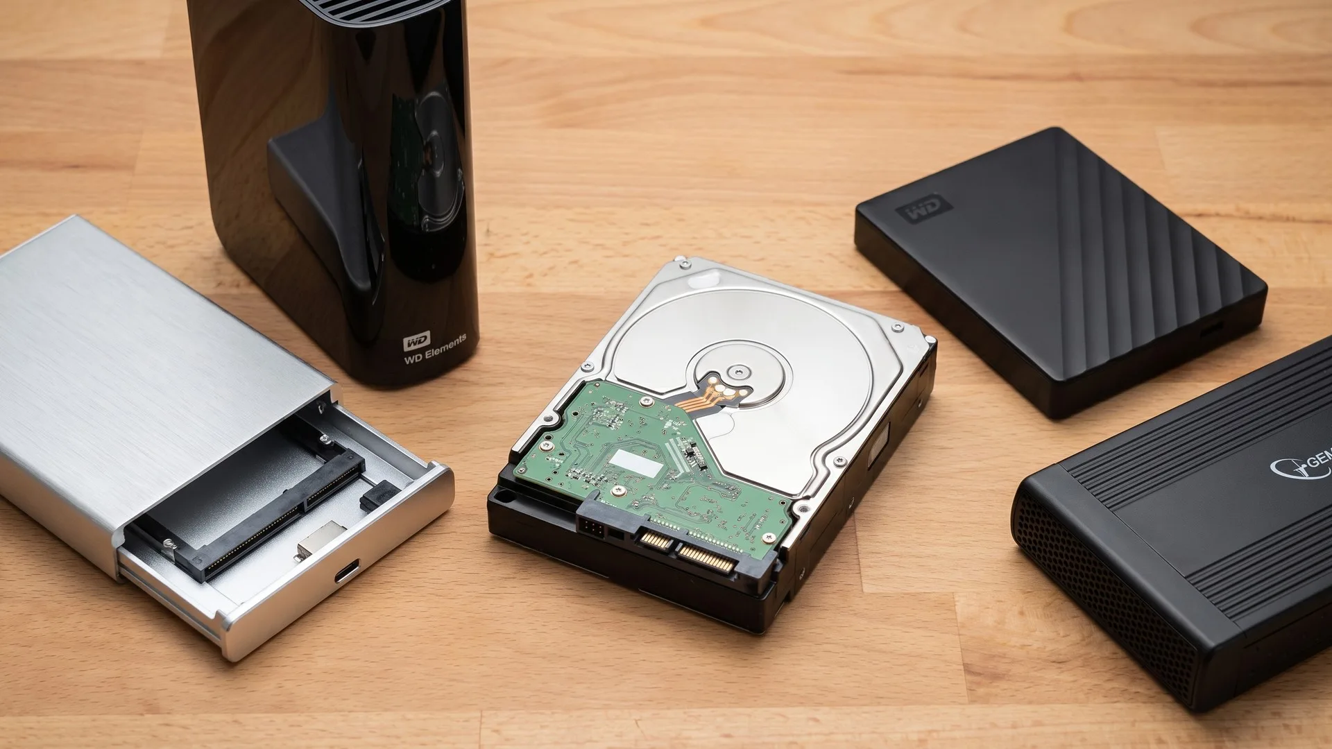 Hard disk intern de 3,5 inch lângă un rack extern din aluminiu și un hard disk portabil de 2,5 inch