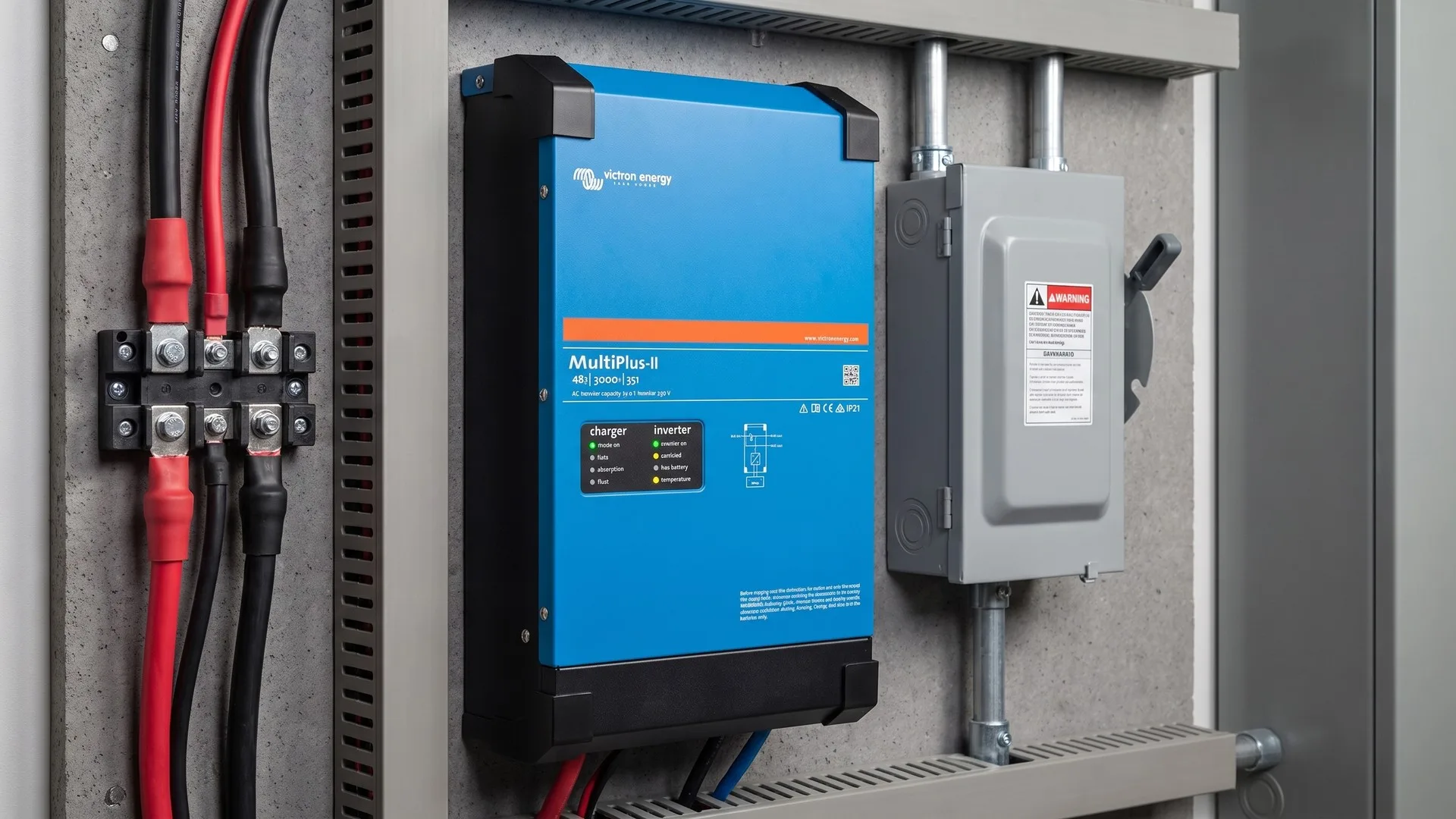 Invertor hibrid montat pe perete lângă tabloul electric, cu circuitul de consumatori critici marcat separat