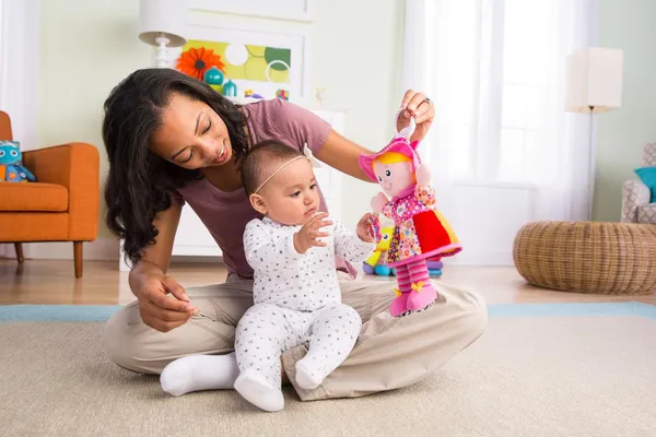Păpușică Interactivă TOMY LAMAZE Emilia T27026 - imagine 3